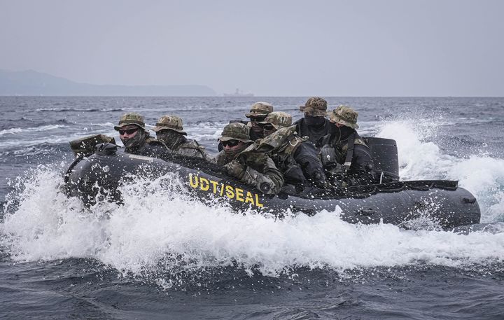 [서울=뉴시스] 4일 동해안 일대에서 진행된 혹한기 훈련에 참가한 해군 특전요원(UDT/SEAL)들이 고무보트 장거리 항해 훈련을 하고 있다. (사진=해군 제공) 2026.02.05. photo@newsis.com *재판매 및 DB 금지