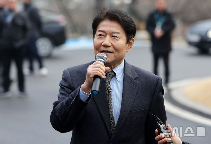 [과천=뉴시스] 홍효식 기자 = 우희종 한국마사회 신임 회장이 5일 오전 경기 과천시 한국마사회 본관 앞에서 한국마사회 노조의 투쟁으로 출근이 저지되자 입장을 밝히고 있다. 2026.02.05. yesphoto@newsis.com