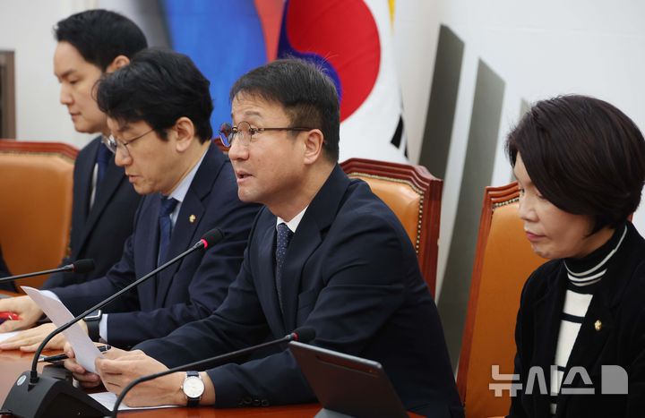 與 "美 관세압박 뉴노멀…대미투자특별법으로 불확실성 해소"