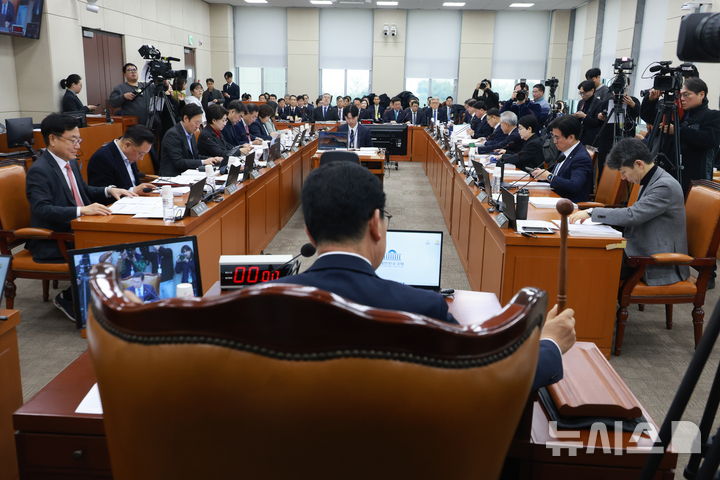 [서울=뉴시스] 고승민 기자 = 5일 서울 여의도 국회에서 열린 행정안전위원회 전체회의에서 신정훈 위원장이 회의를 주재하고 있다. 2026.02.05. kkssmm99@newsis.com