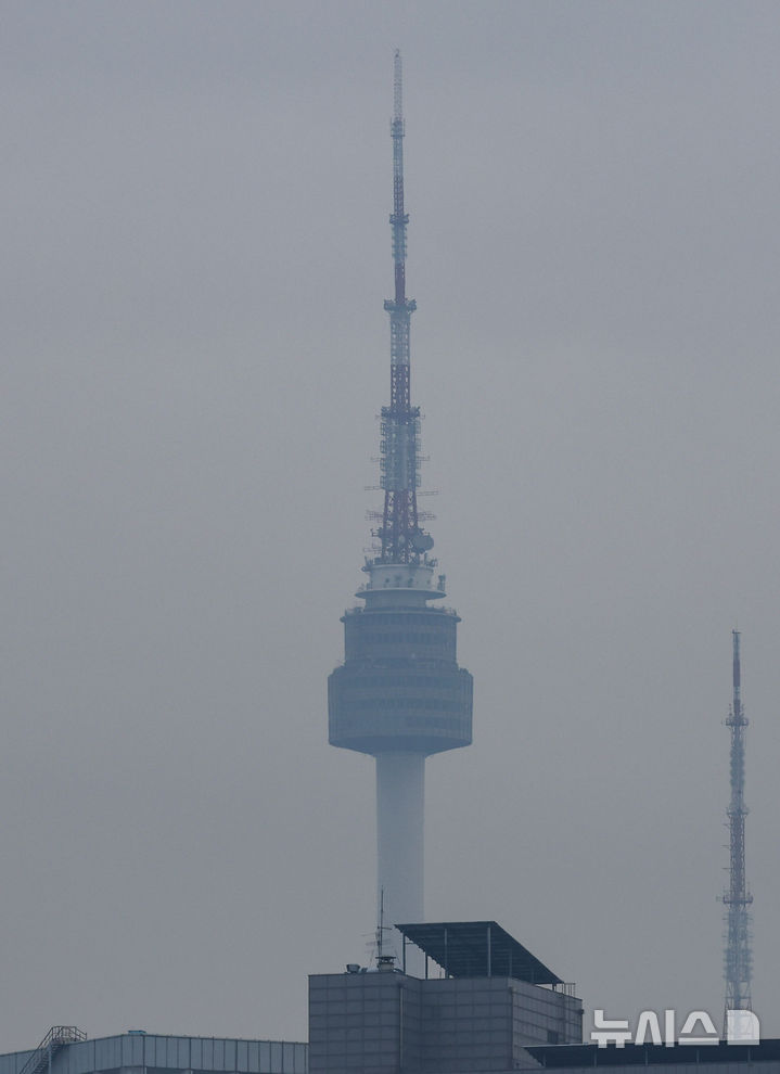 [서울=뉴시스] 정병혁 기자 = 미세먼지 농도가 '나쁨' 수준을 보인 5일 서울 종로구 서울시교육청에서 바라본 N서울타워가 뿌옇게 보이고 있다. 2026.02.05. jhope@newsis.com