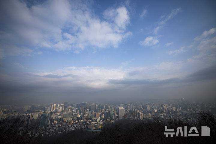 파란하늘 아래 뿌연 도심… 수도권 등 미세먼지 '나쁨' [뉴시스Pic]