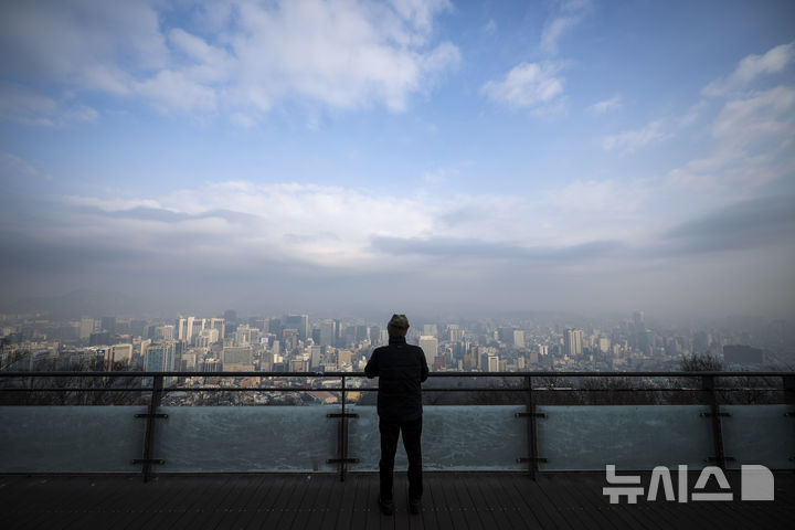 파란하늘 아래 가득 찬 미세먼지 [오늘의 한 컷]