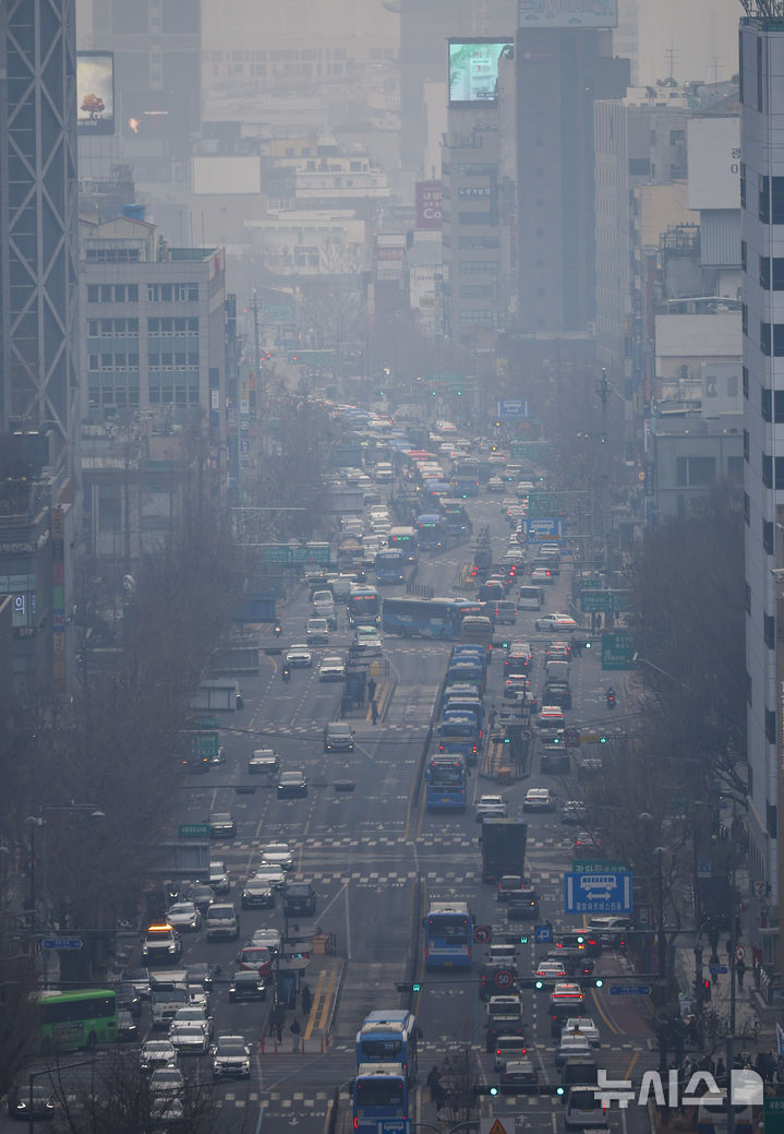 [서울=뉴시스] 정병혁 기자 = 미세먼지 농도가 '나쁨' 수준을 보인 5일 서울 종로구 서울시교육청에서 바라본 도심이 뿌옇게 보이고 있다. 2026.02.05. jhope@newsis.com