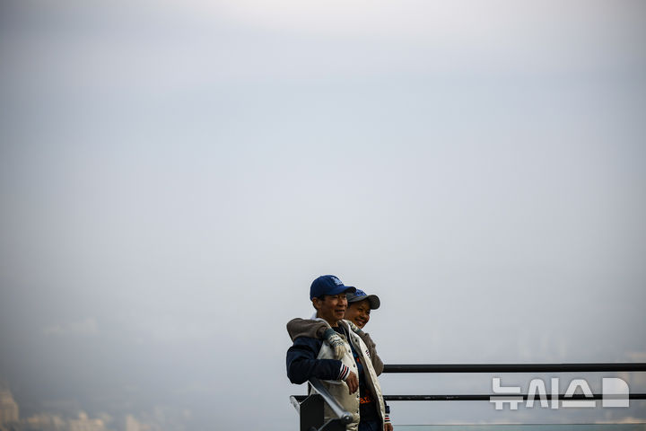 [서울=뉴시스] 정병혁 기자 = 미세먼지 농도가 '나쁨' 수준을 보인 5일 서울 중구 남산에서 바라본 도심이 뿌옇게 보이고 있다. 2026.02.05. jhope@newsis.com