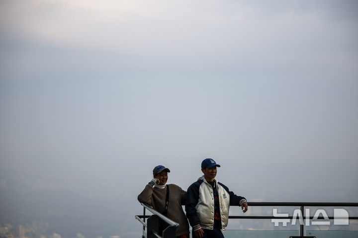 [서울=뉴시스] 정병혁 기자 = 미세먼지 농도가 '나쁨' 수준을 보인 5일 서울 중구 남산에서 바라본 도심이 뿌옇게 보이고 있다. 2026.02.05. jhope@newsis.com