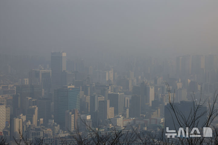 [서울=뉴시스] 정병혁 기자 = 미세먼지 농도가 '나쁨' 수준을 보인 5일 서울 중구 남산에서 바라본 도심이 뿌옇게 보이고 있다. 2026.02.05. jhope@newsis.com