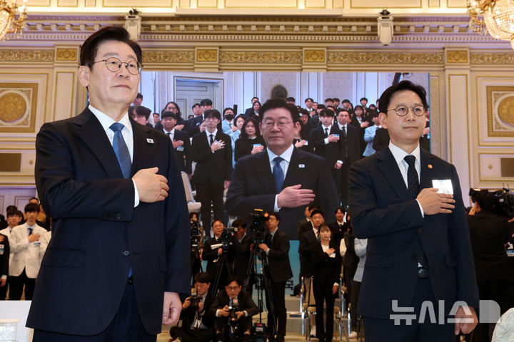 [서울=뉴시스] 고범준 기자 = 이재명 대통령이 5일 청와대에서 열린 대통령과학장학생·올림피아드 대표단 친수 및 간담회(미래 과학자와의 대화)에서 국민의례를 하고 있다. 2026.02.05. bjko@newsis.com