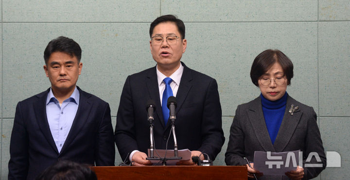 [전주=뉴시스] 김얼 기자 = 성치두, 조지훈, 국주영은(왼쪽부터) 전주시장 출마 예정자들이 5일 전북 전주시 전북특별자치도의회 기자회견장에서 '전주-완주 통합 결단 촉구' 기자회견을 열고 질의에 답변하고 있다. 2026.02.05. pmkeul@newsis.com