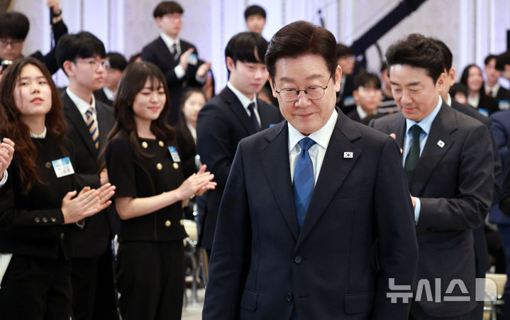 [서울=뉴시스] 고범준 기자 = 이재명 대통령이 5일 청와대에서 열린 대통령과학장학생·올림피아드 대표단 친수 및 간담회(미래 과학자와의 대화)에 입장하고 있다. 2026.02.05. bjko@newsis.com