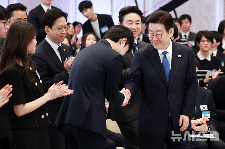 [서울=뉴시스] 고범준 기자 = 이재명 대통령이 5일 청와대에서 열린 대통령과학장학생·올림피아드 대표단 친수 및 간담회(미래 과학자와의 대화)에서 참석자들과 인사하고 있다. 2026.02.05. bjko@newsis.com