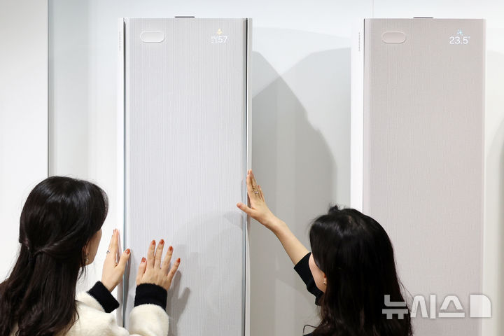 [서울=뉴시스] 조성우 기자 = 5일 오전 서울 서초구 삼성전자 서울R&D캠퍼스에서 열린 2026년형 에어컨 신제품 미디어 브리핑에서 직원이 2026년형 비스포크 AI 무풍콤보 갤러리 프로를 소개하고 있다. 2026.02.05. xconfind@newsis.com