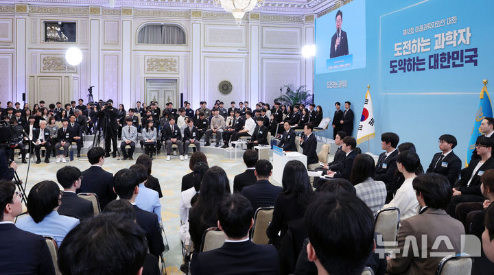 [서울=뉴시스] 고범준 기자 = 이재명 대통령이 5일 청와대에서 열린 대통령과학장학생·올림피아드 대표단 친수 및 간담회(미래 과학자와의 대화)에서 발언하고 있다. 2026.02.05. bjko@newsis.com