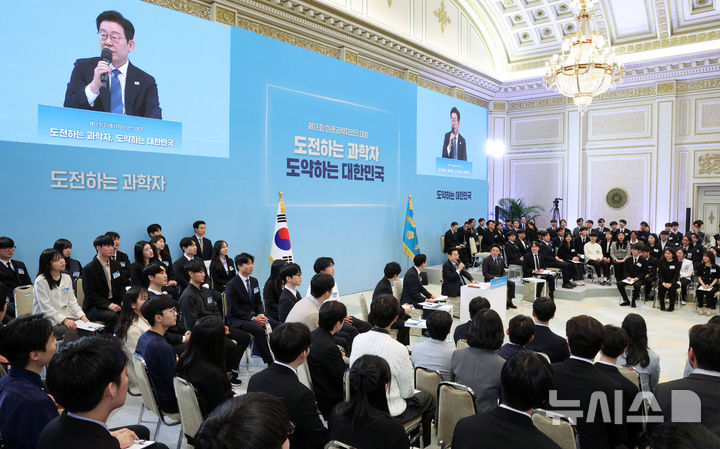 [서울=뉴시스] 고범준 기자 = 이재명 대통령이 5일 청와대에서 열린 대통령과학장학생·올림피아드 대표단 친수 및 간담회(미래 과학자와의 대화)에서 발언하고 있다. 2026.02.05. bjko@newsis.com