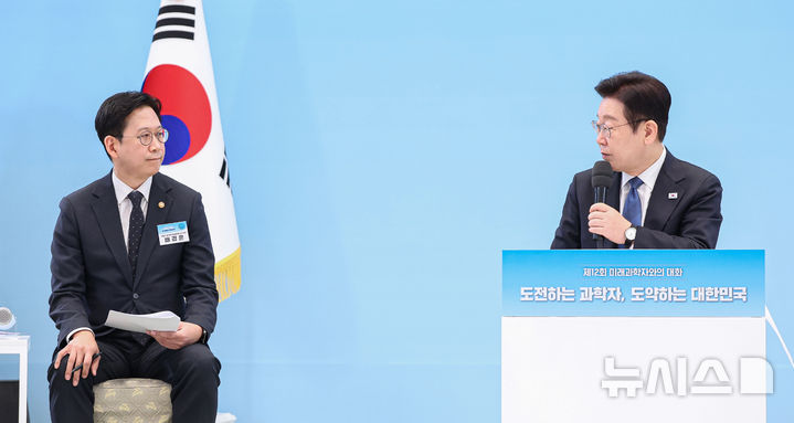 [서울=뉴시스] 고범준 기자 = 이재명 대통령이 5일 청와대에서 열린 대통령과학장학생·올림피아드 대표단 친수 및 간담회(미래 과학자와의 대화)에서 배경훈 부총리 겸 과학기술정보통신부 장관과 대화하고 있다. 2026.02.05. bjko@newsis.com