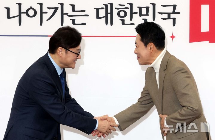 [서울=뉴시스] 조성봉 기자 = 장동혁 국민의힘 대표가 5일 오전 서울 여의도 국회에서 홍익표 대통령비서실 정무수석을 접견하며 악수를 하고 있다. 2026.02.05. suncho21@newsis.com