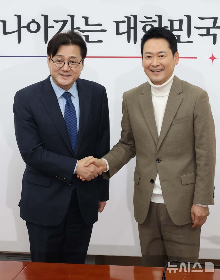 [서울=뉴시스] 조성봉 기자 = 장동혁 국민의힘 대표가 5일 오전 서울 여의도 국회에서 홍익표 대통령비서실 정무수석을 접견하며 악수를 하고 있다. 2026.02.05. suncho21@newsis.com