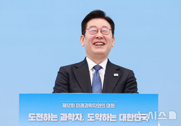 [서울=뉴시스] 고범준 기자 = 이재명 대통령이 5일 청와대에서 열린 대통령과학장학생·올림피아드 대표단 친수 및 간담회(미래 과학자와의 대화)에서 환하게 웃고 있다. 2026.02.05. bjko@newsis.com