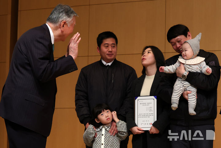 [서울=뉴시스] 이영환 기자 = 이중근 부영그룹 회장이 5일 오전 서울 중구 부영 태평빌딩에서 열린 부영그룹 시무식에 참석해 출산장려금 지급에 앞서 한 아이와 인사를 나누고 있다. 2026.02.05. 20hwan@newsis.com