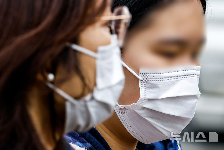 [서울=뉴시스] 정병혁 기자 = 지난 2월 5일 서울 종로구 광화문광장에서 마스크를 쓴 시민들이 이동하는 모습. 2026.02.05. jhope@newsis.com