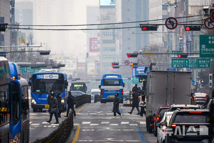 [서울=뉴시스] 정병혁 기자 = 미세먼지 농도가 '나쁨' 수준을 보인 5일 서울 종로구 광화문광장에서 마스크를 쓴 시민들이 이동하고 있다. 2026.02.05. jhope@newsis.com
