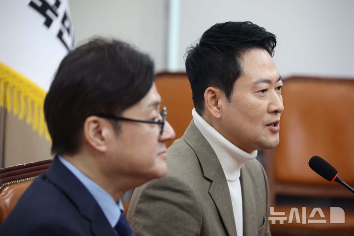 [서울=뉴시스] 조성봉 기자 = 장동혁 국민의힘 대표가 5일 오전 서울 여의도 국회에서 홍익표 대통령비서실 정무수석을 접견하며 인사말을 하고 있다. 2026.02.05. suncho21@newsis.com