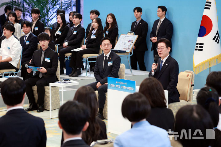 [서울=뉴시스] 고범준 기자 = 이재명 대통령이 5일 청와대에서 열린 대통령과학장학생·올림피아드 대표단 친수 및 간담회(미래 과학자와의 대화)에서 발언하고 있다. 2026.02.05. bjko@newsis.com