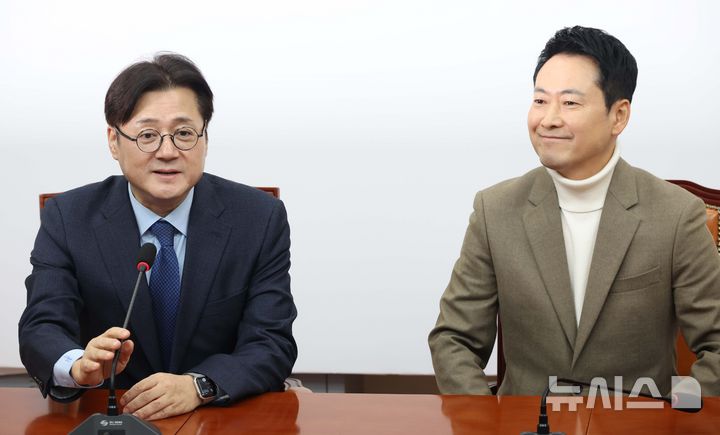 [서울=뉴시스] 조성봉 기자 = 홍익표 대통령비서실 정무수석이 5일 오전 서울 여의도 국회에서 장동혁 국민의힘 대표를 예방하고 인사말을 하고 있다. 2026.02.05. suncho21@newsis.com