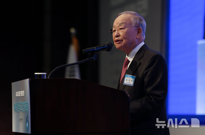 [서울=뉴시스] 김선웅 기자 = 손경식 한국경영자총협회장이 5일 서울 중구 웨스틴조선호텔에서 한국경영자총협회가 추최한 'AI시대, 새로운 기회와 도전' 제4회 한국최고경영자포럼에서 개회사를 하고 있다. 2026.02.05. mangusta@newsis.com