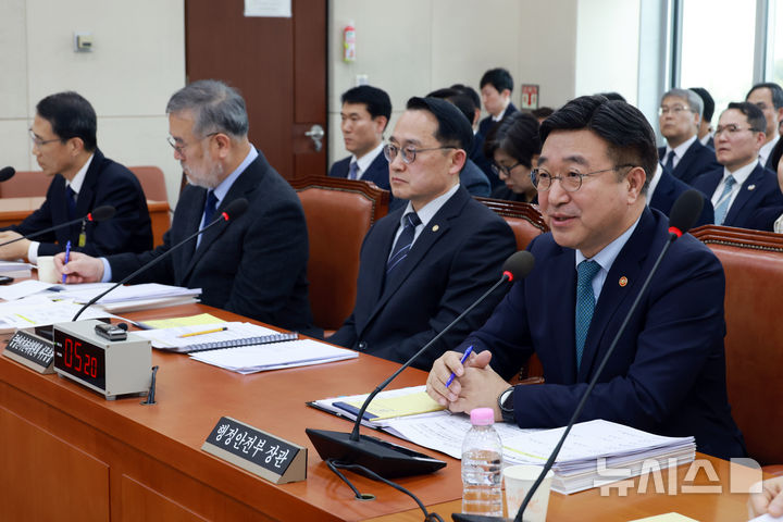 [서울=뉴시스] 고승민 기자 = 윤호중 행정안전부 장관이 5일 서울 여의도 국회에서 열린 행정안전위원회 전체회의에서 의원 질의에 답하고 있다. 2026.02.05. kkssmm99@newsis.com