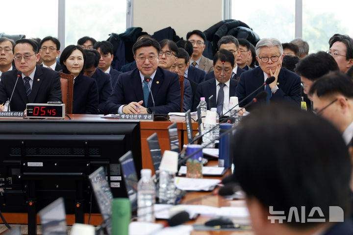 [서울=뉴시스] 고승민 기자 = 윤호중 행정안전부 장관이 5일 서울 여의도 국회에서 열린 행정안전위원회 전체회의에서 의원 질의에 답하고 있다. 2026.02.05. kkssmm99@newsis.com