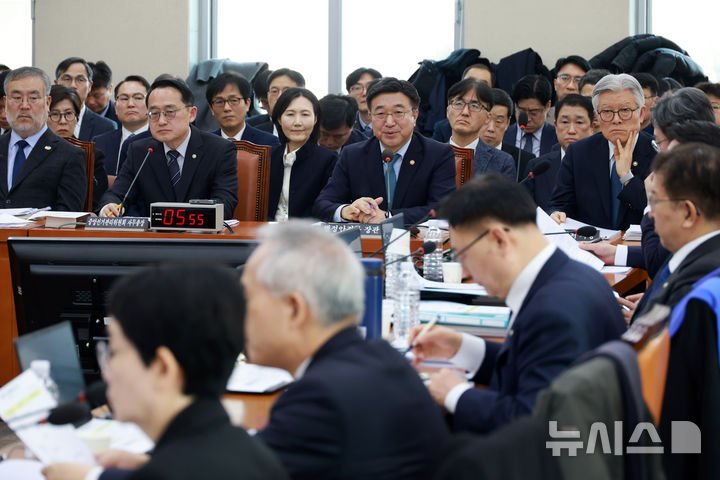 [서울=뉴시스] 고승민 기자 = 윤호중 행정안전부 장관이 5일 서울 여의도 국회에서 열린 행정안전위원회 전체회의에서 의원 질의에 답하고 있다. 2026.02.05. kkssmm99@newsis.com