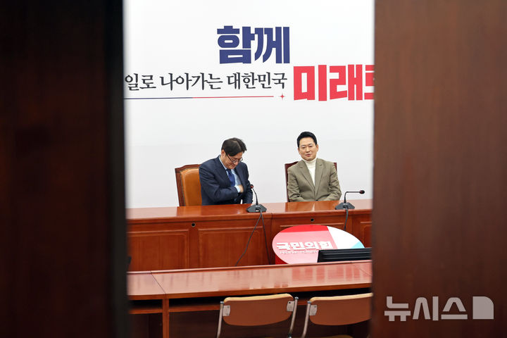 [서울=뉴시스] 김금보 기자 = 장동혁 국민의힘 대표가 5일 오전 서울 여의도 국회에서 홍익표 대통령비서실 정무수석을 접견해 비공개 대화를 하고 있다. 2026.02.05. kgb@newsis.com