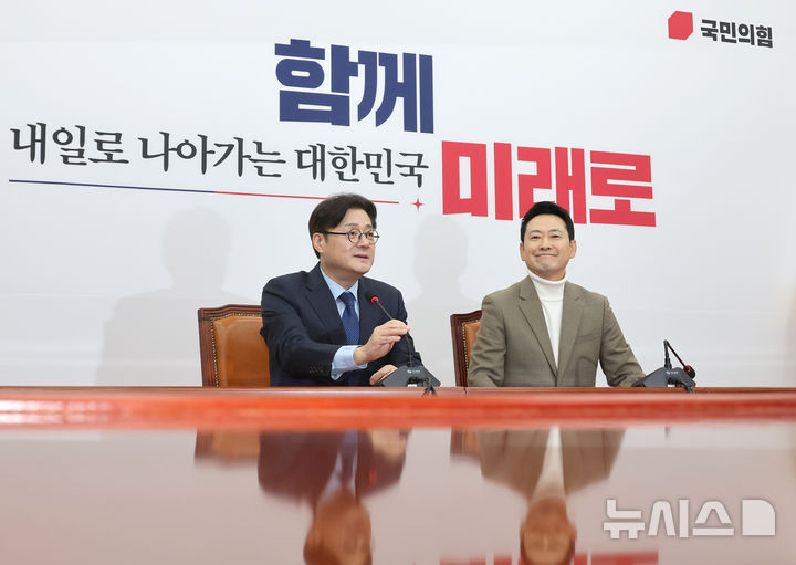 [서울=뉴시스] 김금보 기자 = 홍익표 대통령비서실 정무수석이 5일 오전 서울 여의도 국회에서 장동혁 국민의힘 대표를 접견해 발언을 하고 있다. 2026.02.05. kgb@newsis.com