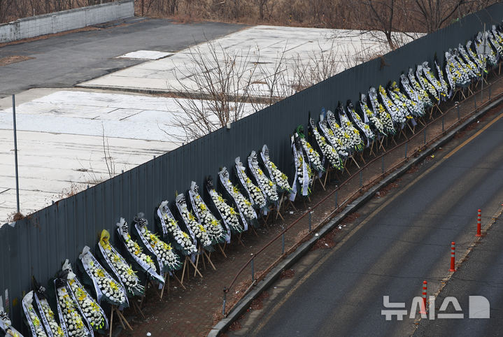 [서울=뉴시스] 김명년 기자 = 5일 오전 서울 용산구 용산국제업무지구 공사장 펜스에 정부 공급대책에 항의하는 내용이 적힌 근조 화환이 줄지어 서있다. 2026.02.05. kmn@newsis.com