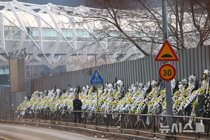 [서울=뉴시스] 김명년 기자 = 5일 오전 서울 용산구 용산국제업무지구 공사장 펜스에 정부 공급대책에 항의하는 내용이 적힌 근조 화환이 줄지어 서있다. 2026.02.05. kmn@newsis.com