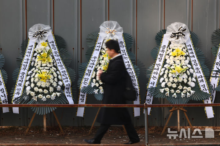 [서울=뉴시스] 김명년 기자 = 5일 오전 서울 용산구 용산국제업무지구 공사장 펜스에 정부 공급대책에 항의하는 내용이 적힌 근조 화환이 줄지어 서있다. 2026.02.05. kmn@newsis.com