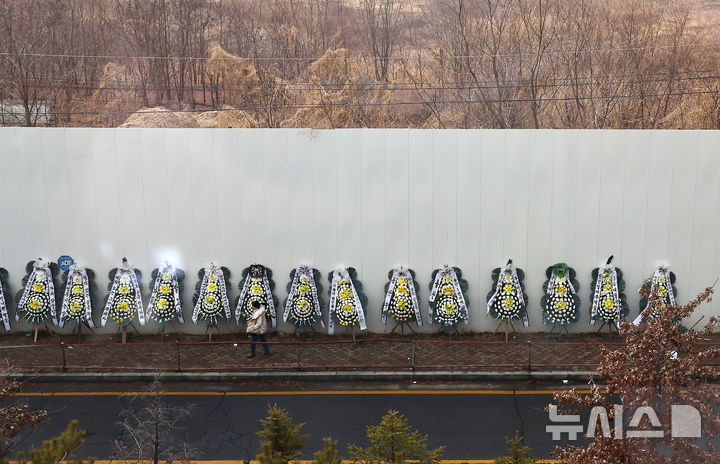 [서울=뉴시스] 김명년 기자 = 5일 오전 서울 용산구 용산국제업무지구 공사장 펜스에 정부 공급대책에 항의하는 내용이 적힌 근조 화환이 줄지어 서있다. 2026.02.05. kmn@newsis.com