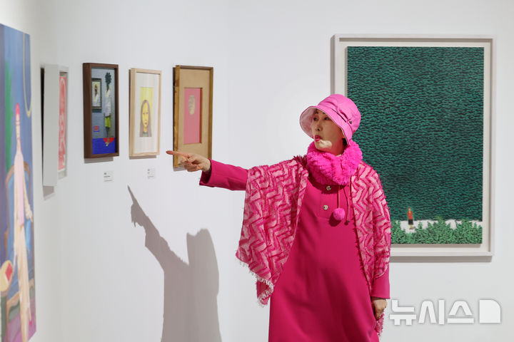 [서울=뉴시스] 박진희 기자 = 사비나미술관은 5일 서울 은평구 사비나미술관에서 개관 30주년 기념전 '1만일의 시간. 미술이 묻고 사비나가 답하다' 기자간담회를 갖고 이명옥 사비나미술관 관장에게 신뢰와 감사를 전하는 '10,000일의 동행, 초상으로 말하다' 전시 작품을 선보이고 있다. 이번 개관 30주년 기념전은 1만 일의 궤적을 돌아보며 창작이란 무엇 인가라는 근본적인 질문을 관람객과 함께 나누고자 마련된 특별한 자리이다. 2026.02.05. pak7130@newsis.com