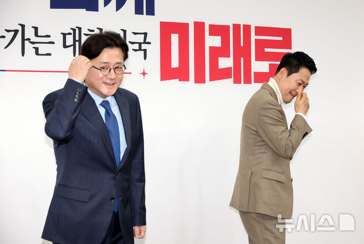 [서울=뉴시스] 김금보 기자 = 장동혁 국민의힘 대표와 홍익표 대통령 비서실 정무수석이 5일 오전 서울 여의도 국회에서 기념촬영을 마친 후 뒤돌아서고있다. 2026.02.05. kgb@newsis.com