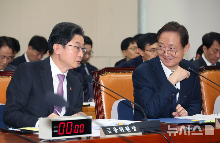 [서울=뉴시스] 김금보 기자 = 이억원 금융위원회 위원장이 이찬진 금융감독원 원장이 5일 오전 서울 여의도 국회에서 열린 정무위원회 전체회의에서 대화를 하고 있다. 2026.02.05. kgb@newsis.com