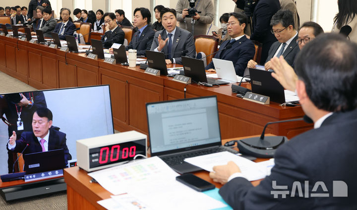 여야, 정무위서 '김병주·김형석 위증' 고발 두고 충돌…한때 파행도