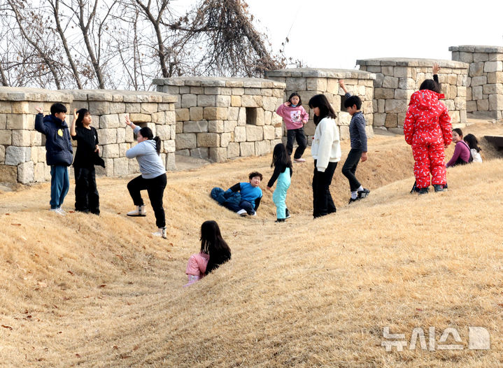 [인천=뉴시스] 전진환 기자 = 포근한 날씨를 보인 5일 오전 인천 강화군 연미정으로 현장체험학습을 나온 어린이들이 두터운 외투를 벗은채 뛰어놀고 있다. 2026.02.05. amin2@newsis.com