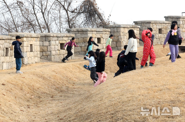 [인천=뉴시스] 전진환 기자 = 포근한 날씨를 보인 5일 오전 인천 강화군 연미정으로 현장체험학습을 나온 어린이들이 두터운 외투를 벗은채 뛰어놀고 있다. 2026.02.05. amin2@newsis.com