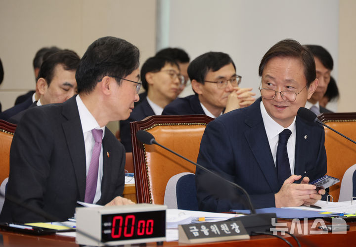 [서울=뉴시스] 김금보 기자 = 이억원 금융위원회 위원장이 이찬진 금융감독원 원장이 5일 오전 서울 여의도 국회에서 열린 정무위원회 전체회의에서 대화를 하고 있다. 2026.02.05. kgb@newsis.com