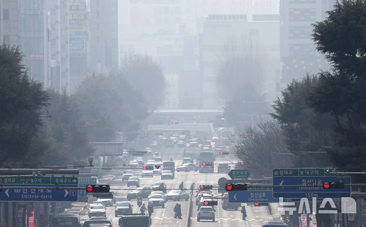 [대구=뉴시스] 이무열 기자 = 대구지역 미세먼지 농도가 ‘나쁨’ 수준을 보인 5일 대구 북구 산격동에서 바라본 도심이 뿌옇게 보이고 있다. 2026.02.05. lmy@newsis.com