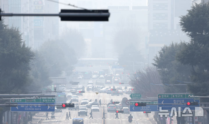 [대구=뉴시스] 이무열 기자 = 대구지역 미세먼지 농도가 ‘나쁨’ 수준을 보인 5일 대구 북구 산격동에서 바라본 도심이 뿌옇게 보이고 있다. 2026.02.05. lmy@newsis.com