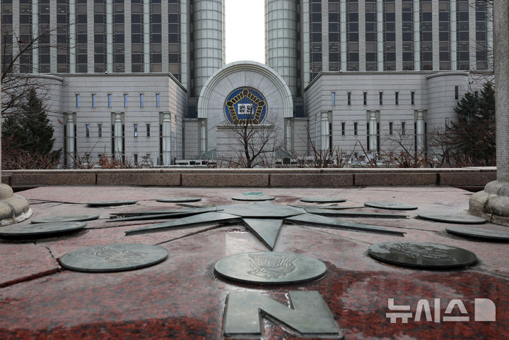 [서울=뉴시스] 이영환 기자 = 윤석열 전 대통령이 내란전담재판부를 설치한 법률은 헌법에 어긋난다며 제기한 헌법소원심판이 본안 판단을 받게 됐다. 사진은 내란전담재판부가 설치된 서울 서초구 서울고법 청사의 모습. (사진=뉴시스DB) 2026.04.22. 20hwan@newsis.com