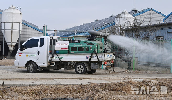 [평택=뉴시스] 김종택 기자 = 경기농협 공동방제단 방역차량이 5일 경기 평택시 서탄면 한 농장에서 가축 질병 확산방지를 위한 방역작업을 하고 있다. 경기농협은 최근 고병원성조류인플루엔자(AI), 구제역, 아프리카돼지열병(ASF) 등 주요 가축전염병이 전국적으로 확산되자 공동방제단을 동원해 축산농가, 밀집 사육단지, 철새도래지 등에 대한 방역 활동을 강화하고 있다. 2026.02.05. jtk@newsis.com