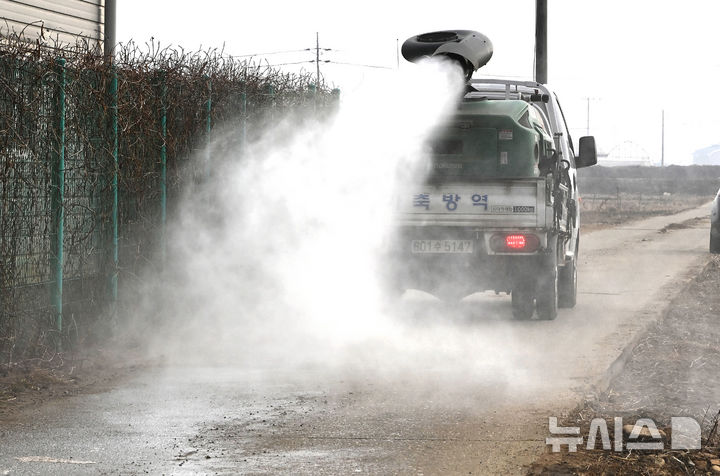 [평택=뉴시스] 김종택 기자 = 경기농협 공동방제단 방역차량이 지난 5일 경기 평택시 서탄면 한 농장에서 가축 질병 확산방지를 위한 방역작업을 하고 있는 모습. 2026.02.05. jtk@newsis.com